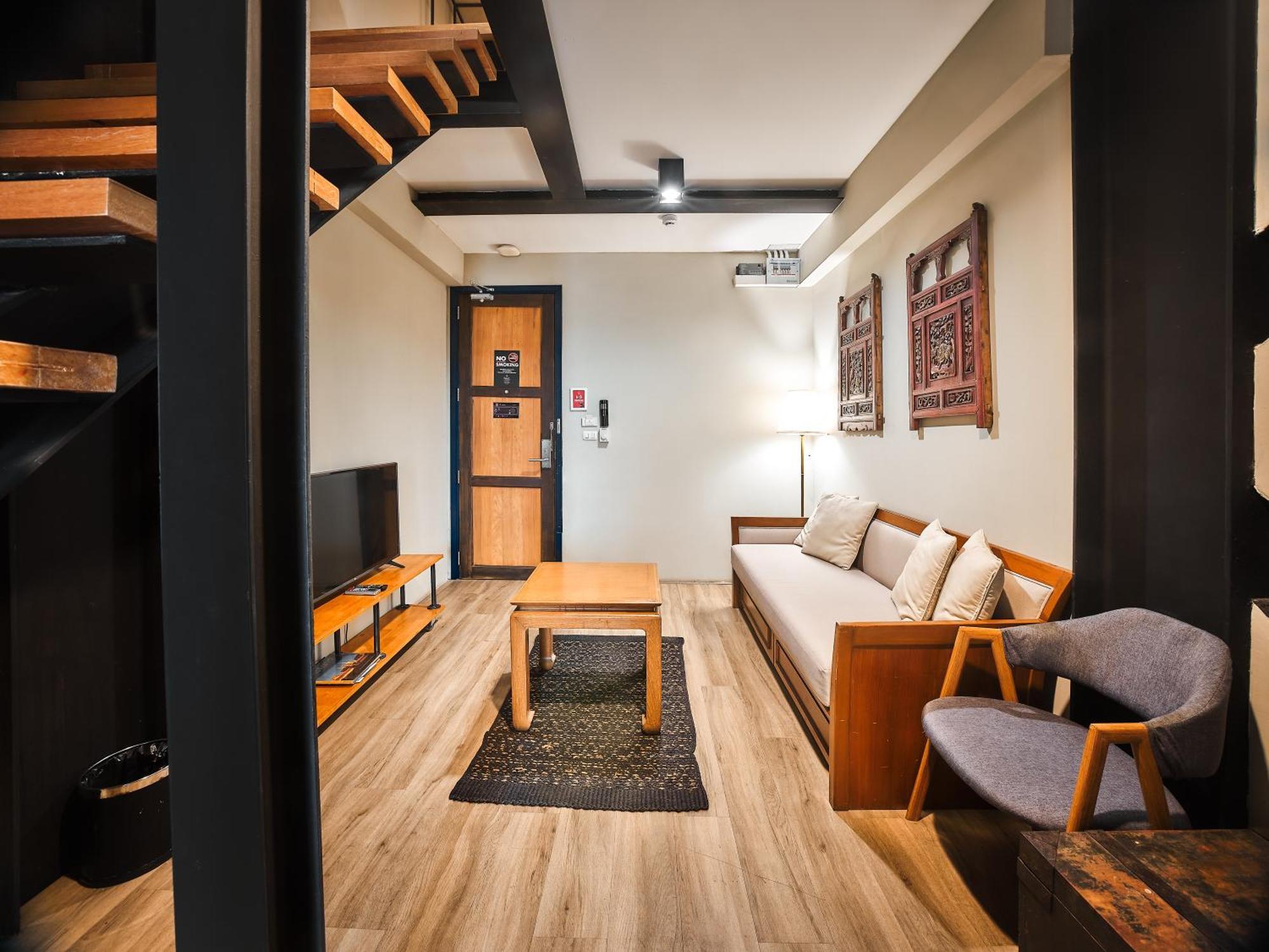 Prince Theatre Heritage Stay Hostel - Silom Bangkok Exterior photo